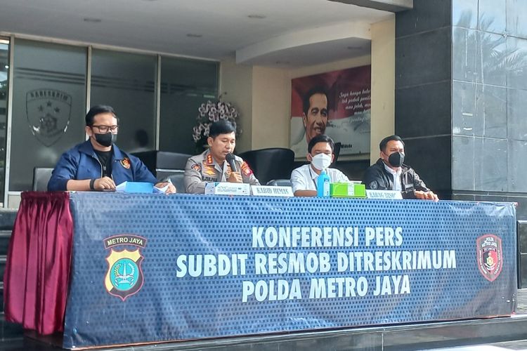 Kabid Humas Polda Metro Jaya Kombes Endra Zulpan (kiri kedua) saat konferensi pers penangkapan pencuri bermodua ban kempis, Senin (27/12/2021) di Mapolda Metro Jaya. 