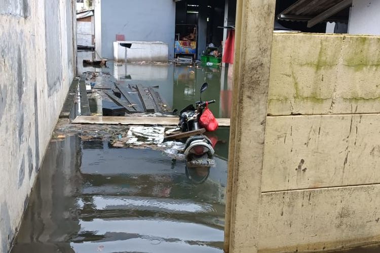 Satu unit sepeda motor yang dibiarkan terendam di Jalan Raya Ir Juanda, Duren Jaya, Bekasi Timur, Kota Bekasi, Jumat (3/3/2023). Diketahui kawasan tersebut kerap terendam air sejak 3 tahun ke belakang.