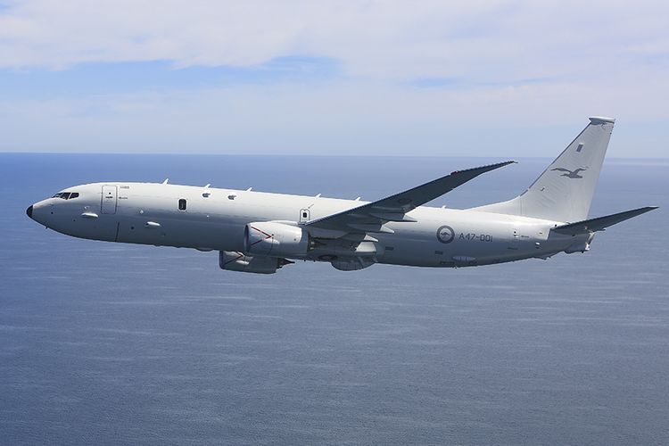 P-8A Poseidon pertama Angkatan Udara Australia terbang menyusuri garis pantai Teluk St Vincent dekat Adelaide di Australia Selatan.