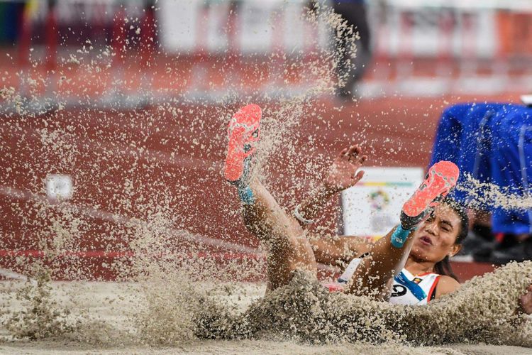 Atlet Indonesia, Maria Londa saat tampil pada babak final lompat Jauh Putri Asian Games 2018 di Stadion Utama Gelora Bung Karno, Senayan, Jakarta Pusat, Senin (27/8/2018). Maria Londa gagal meraih medali emas.