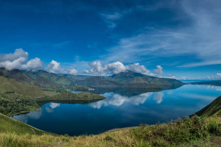 ilustrasi Danau Toba, danau terbesar di Indonesia.