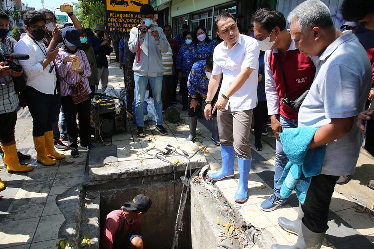 Walkot Surabaya Eri Cahyadi ingin memberi edukasi pada lurah dan camat terkait cara menyelesaikan masalah. Pejabat tak harus duduk bekerja di kantor, tapi bisa terjun ke lapangan untuk berdiskusi berbagai permasalahan bersama warganya.