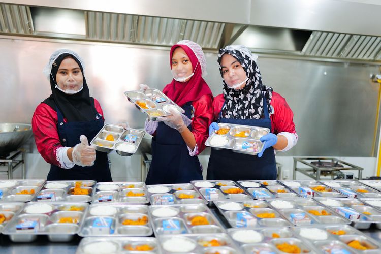 Pekerja SPPG Khusus di Pamekasan sedang melakukan pemorsian menu MBG, Kamis (30/10/2025)