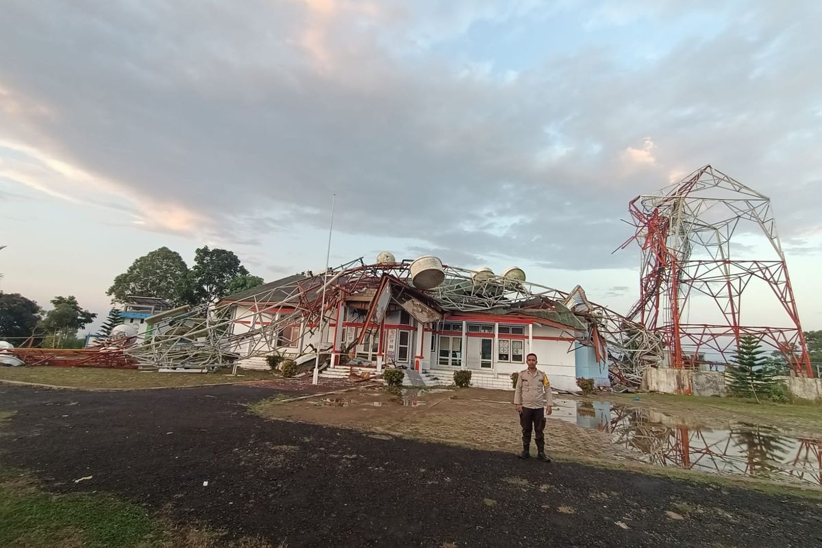 Kantor Camat di Manggarai Barat Rusak Tertimpa Tower Ambruk, Begini ...