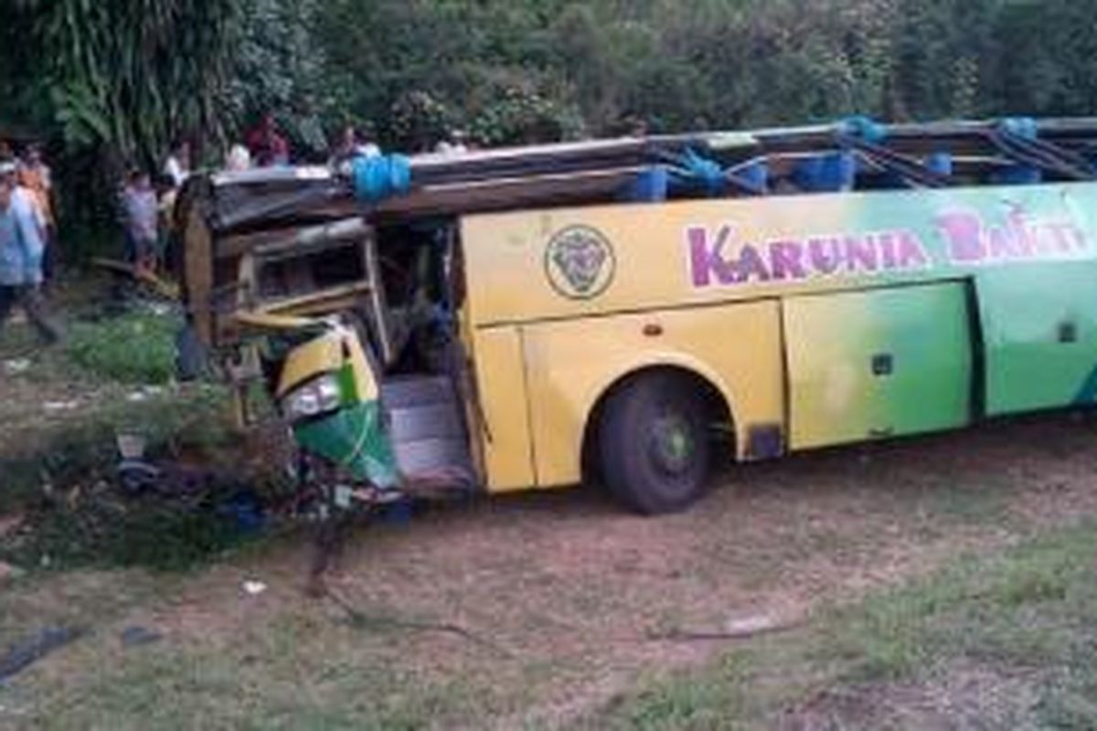 Bus Karunia Bakti mengalami kecelakaan di Tol Jagorawi, Jumat (19/9/2014) 