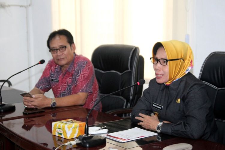 Wakil Gubernur Sumatera Utara, Nurhajizah Marpaung didampingi Plt Sekda Pematangsiantar Reinward Simanjuntak saat berada di balai kota, Jalan Merdeka, Pematangsiantar, Jumat (21/4/2017).