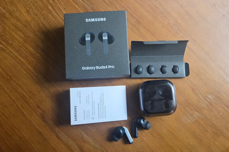 Isi paket penjualan Samsung Galaxy Buds 4 Pro meliputi earbuds, casing, beberapa ukuran eartip, serta buku panduan. 
