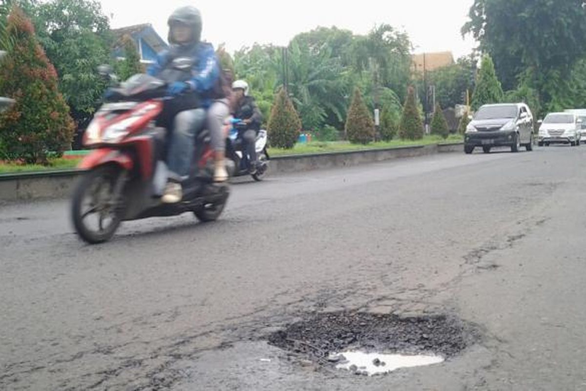 Jalan berlubang di Kendal. Kompas.Com / slamet priyatin 