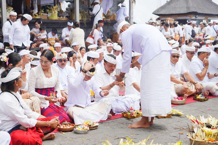 Ribuan Umat Hindu Akan Mengikuti Ritual Ida Bhatara Turun Kabeh di Pura Besakih