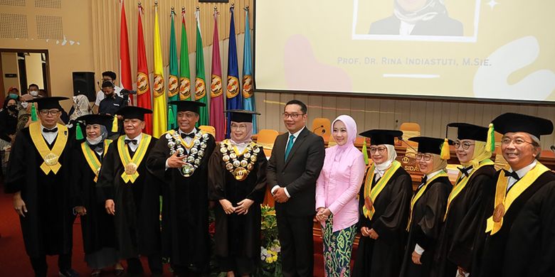 Istri Gubernur Jawa Barat (Jabar) Atalia Praratya lulus program Doktor Ilmu Komunikasi Universitas Padjadjaran dengan yudisium Cumlaude. 