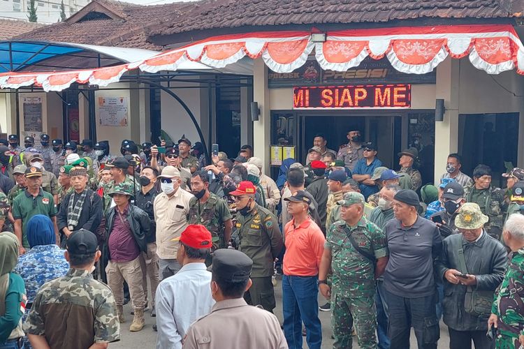 Ratusan Purnawirawan TNI geruduk Mapolsek Lembang, Minggu (21/8/2022).