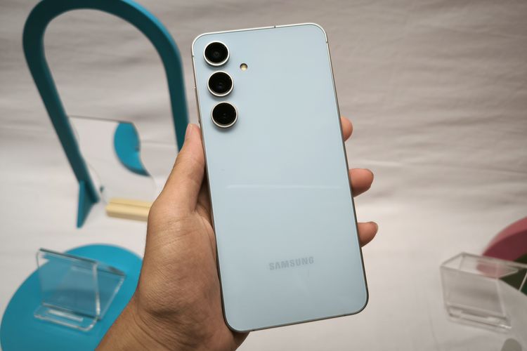 Samsung Galaxy S24 FE terasa ringan untuk dipegang, tetapi Samsung sendiri belum merincikan dimensi dan bobotnya.