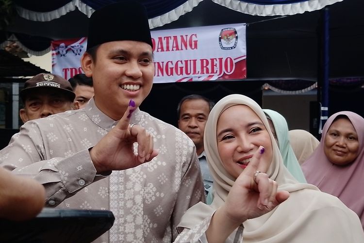 Bupati Kendal Jawa Tengah, Dico M Ganinduto dan istri, usai mencoblos di TPS 001 Tunggulrejo Kendal, Rabu (14/2/2024).