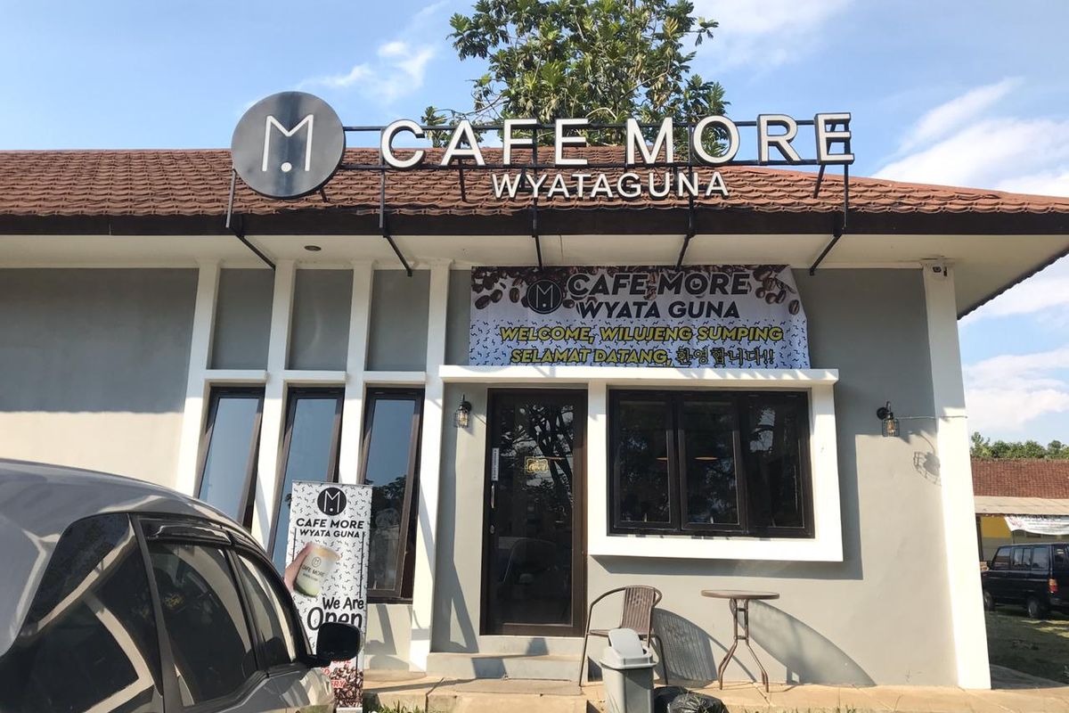 Cafe More Wyata Guna berada di Jalan Pajajaran, Kota Bandung. Cafe ini berdiri untuk memberdayakan perempuan disabilitas netra yang selama ini sulit mendapat pekerjaan. 