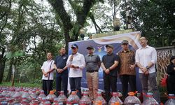 KLH Tuang 10.000 Liter Ecoenzym ke Sungai Cisadane, Netralkan Cemaran Pestisida