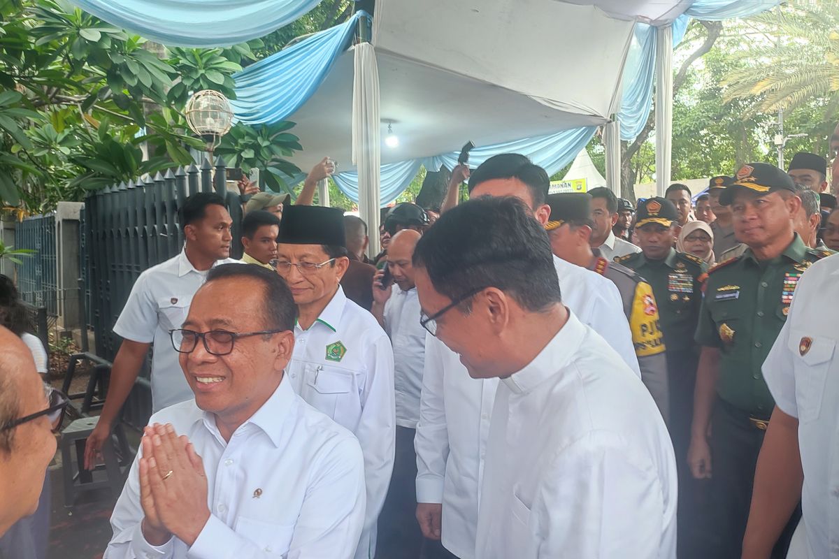 Naik Bus Listrik Transjakarta, Pj GubernurJakarta Cek Kesiapan Misa Malam Natal di Katedral