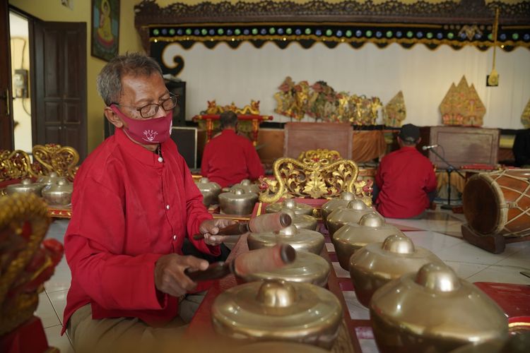 Latihan gamelan di sanggar seni budaya Buddhis Majapahit.

