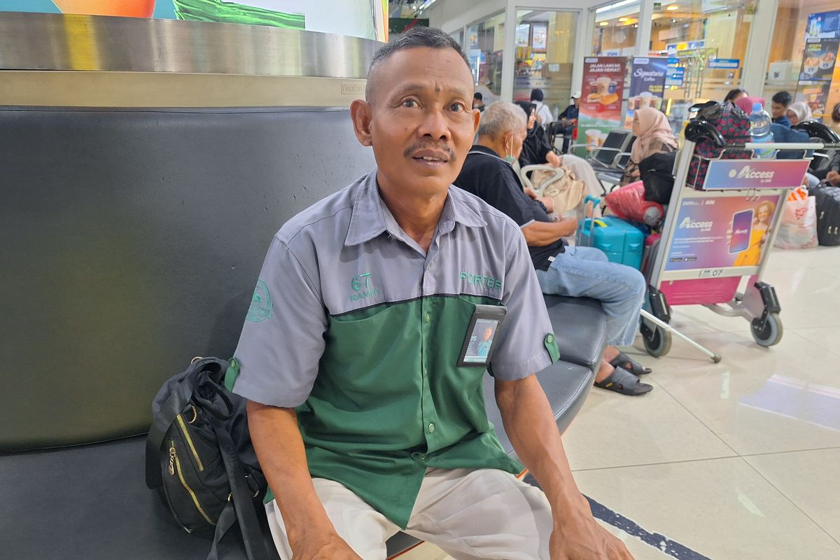 Cerita Porter di Stasiun Gambir, Sering Ditolak Penumpang, Keberadaan Tak Dianggap