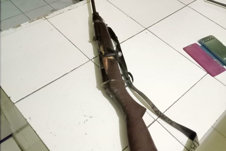 Senjata Api Rakitan jenis US Carabine milik Almarhum suami Mama Dorcas Dowansiba warga kampung Warami Distrik tanah Rubuh Manokwari Papua barat