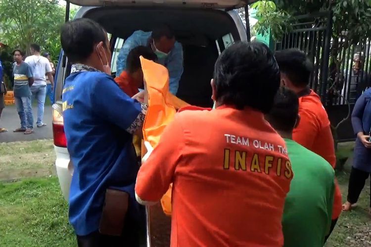 Tim Inafis Satreskrim Polres Tulungagung Jawa Timur, evakuasi jenazah seorang gadis yang tewas dikamarnya, Senin (19/12/2022).