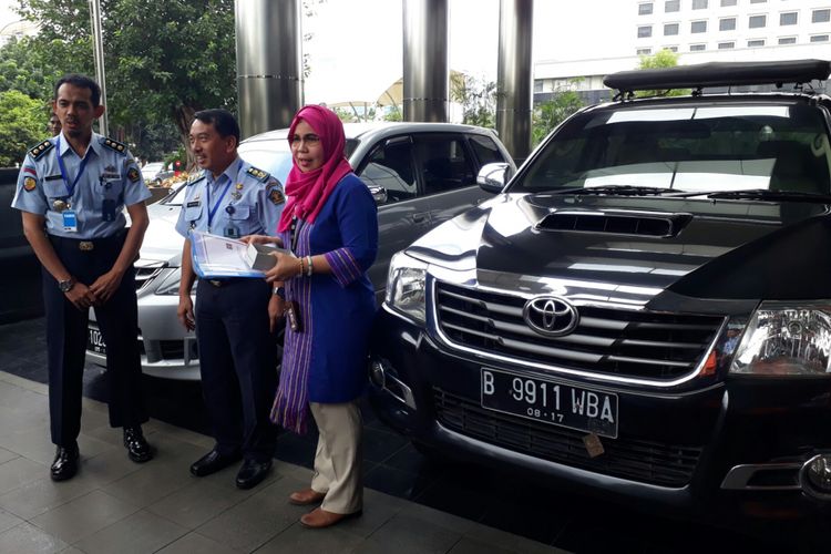 Komisi Pemberantasan Korupsi hari ini menyerahkan dua mobil rampasan terkait kasus korupsi kepada jajaran Kementerian Hukum dan Hak Asasi Manusia, Selasa (30/1/2018).