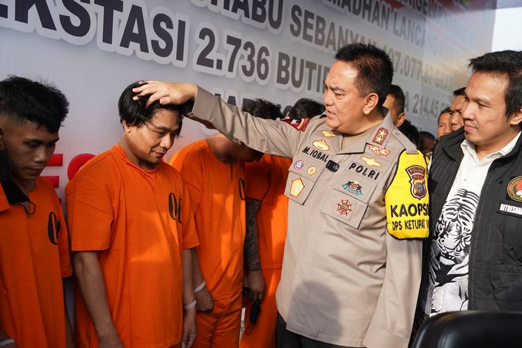Kapolda Riau Irjen Mohammad Iqbal saat menginterogasi salah satu pengedar narkoba, pada kegiatan konferensi pers di Mapolda Riau di Pekanbaru, Jumat (5/4/2024).
