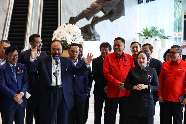 Ketua Umum Partai Nasdem Surya Paloh  dan Ketua DPP PDI-P Puan Maharani menggelar jumpa pers usai pertemuan di DPP Partai Nasdem di Nasdem Tower, Jakarta, Senin (22/8/2022). Pertemuan antara jajaran PDIP dan Nasdem merupakan silaturahmi antara dua partai politik.