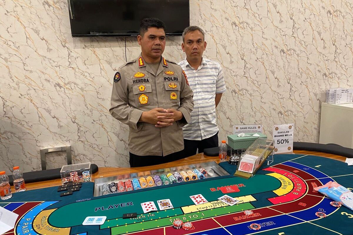 Kabidhumas Polda Jabar Kombes Hendra Rochmawan tengah memperlihatkan meja judi di lokasi penggerebekan di kawasan Kosambi, Jalan Ahmad Yani, Kota Bandung, Jawa Barat, Selasa (17/6/2025)