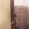 Pria Ini Marah Dapati Ada Pria Lain Intip Dirinya di Toilet Umum
