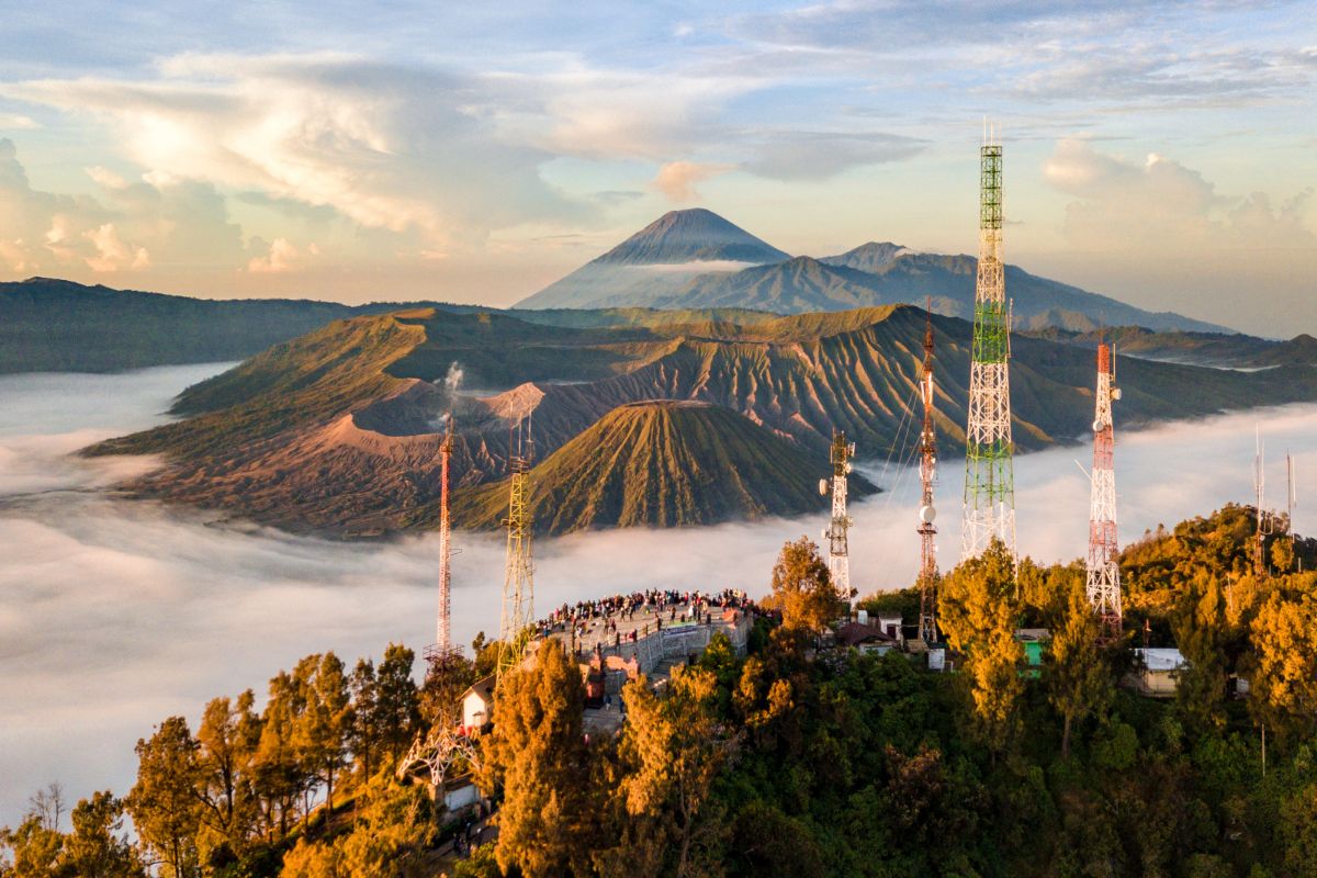 Taman Nasional Bromo, Tengger, dan Semeru di Jawa Timur. Kementerian Kehutanan (Kemenhut) membuka peluang kerja sama&nbsp;sister park dengan Jepang terkait pengelolaan taman nasional di Indonesia.