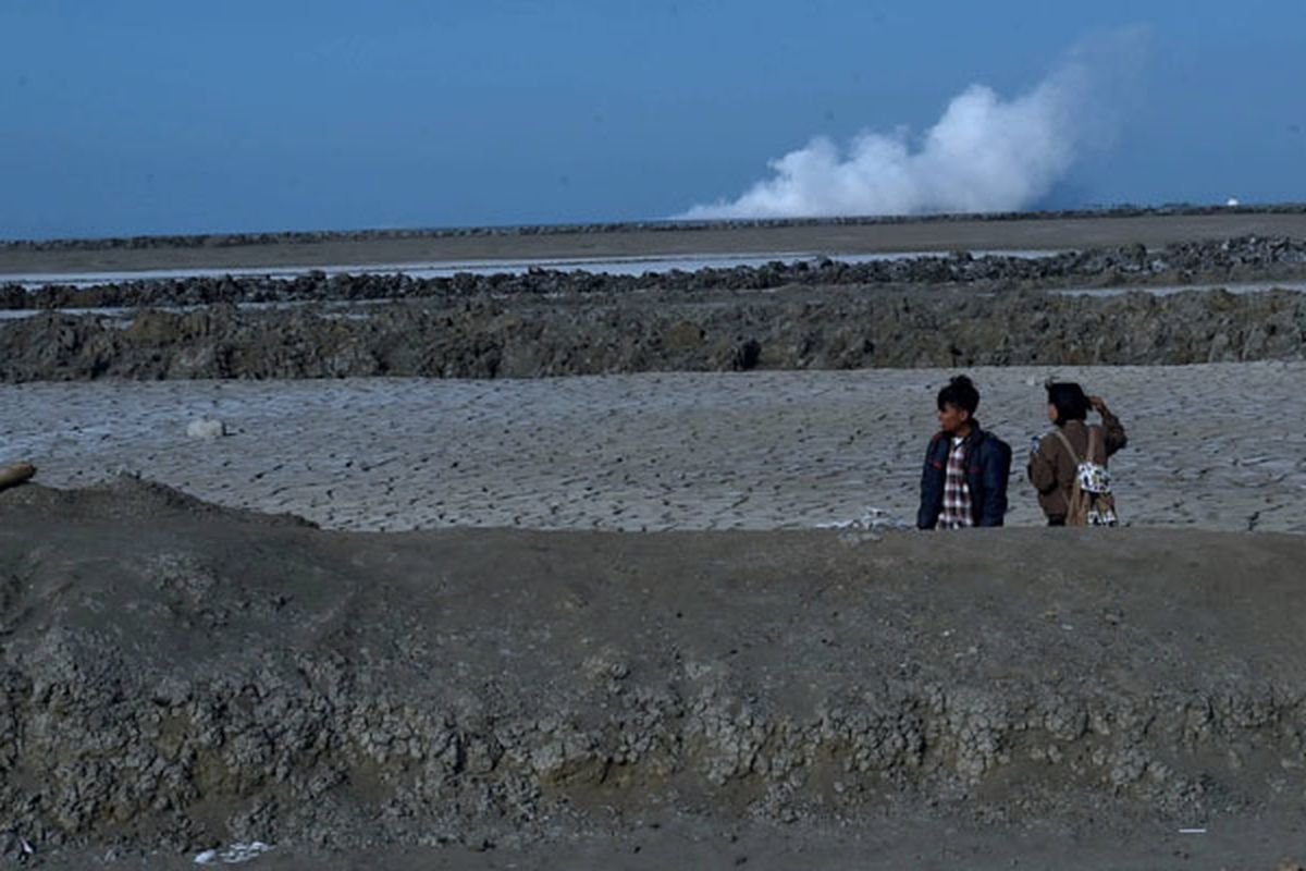 Wisatawan berada di kawasan semburan Lumpur Lapindo di Kecamatan Porong, Sidoarjo, Jawa Timur, Selasa (23/5/2017).