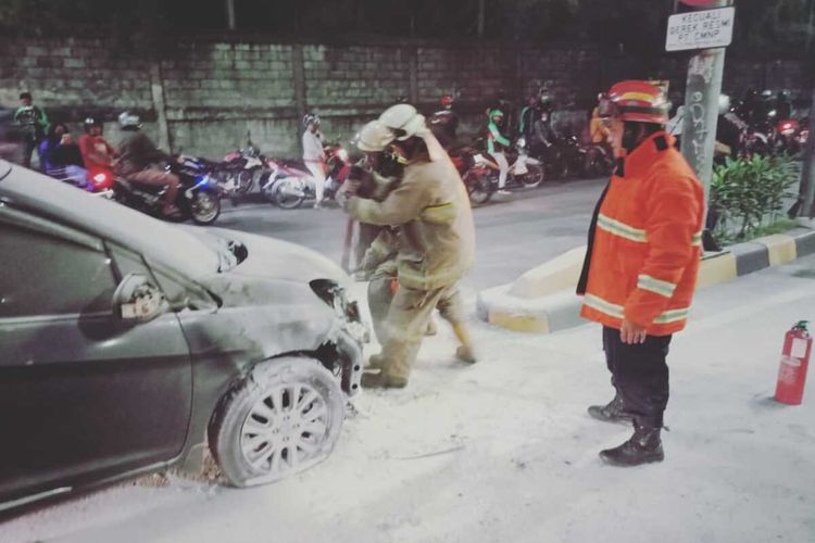 Mobil Honda Mobilio bernomor polisi B 1338 TYQ terbakar di depan pintu Tol Rawamangun, Jakarta Timur, Jumat (8/5/2020), malam.