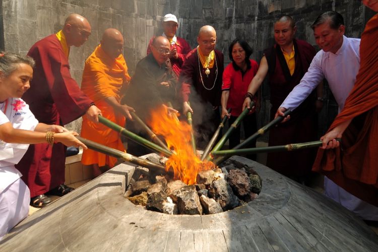 Umat Buddha melakuan ritual pengambilan Api Dharma Waisak di obyek wisata Api Abadi Mrapen, Desa Manggarmas, Kecamatan Godong, Kabupaten Grobogan, Jawa Tengah, Senin (1/6/2015). Tradisi ini rutin dilakukan setiap satu tahun sekali. Api yang telah diambil ini akan disemayamkan di Candi Mendut lalu keesokan hari dibawa ke Candi Borobudur sebagai sarana peribadatan perayaan Waisak.