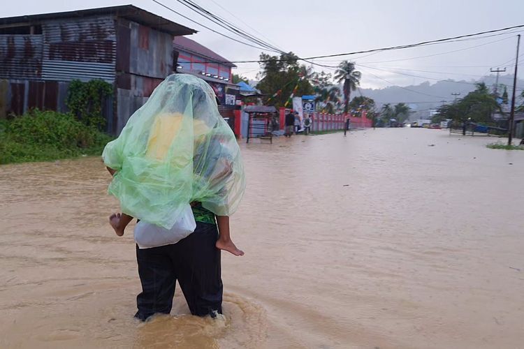 Seorang Warga Nekat berjalan di tengah kondisi Banjir 