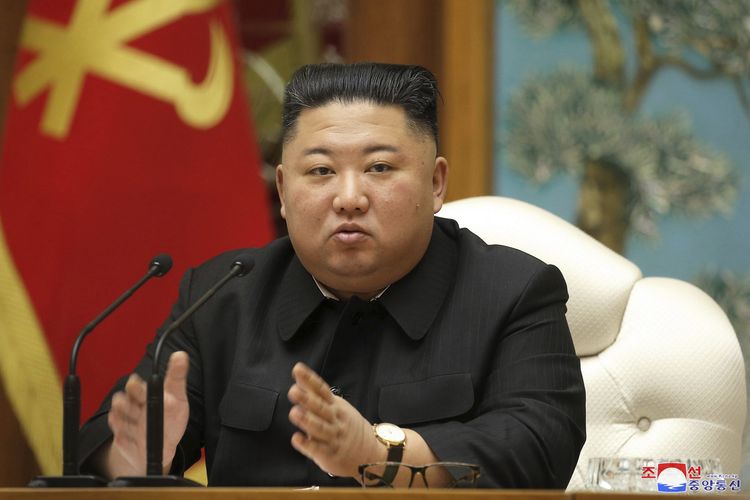 Dalam foto yang dirilis pemerintahan Korea Utara, Kim Jong Un hadir dalam pertemuan politbiro Partai Buruh di Pyongyang pada Selasa, 29 Desember 2020. Kim disebut bakal menggelar kongres partai berkuasa itu pada Januari.