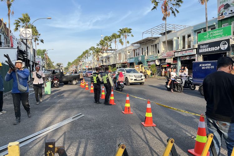Pecahan Kaca akibat Ledakan Dibersihkan, Jalan Kalisari Utara Surabaya Dibuka Lagi