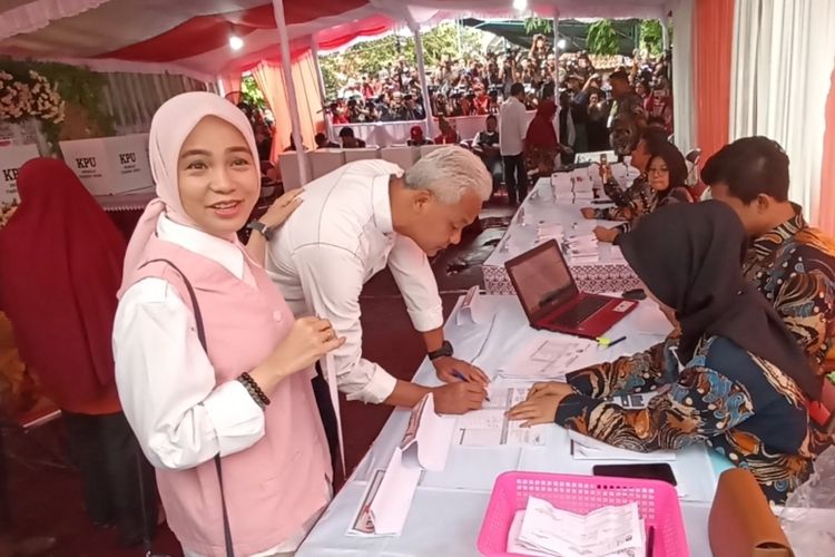 Siti Atikoh Suprianti, istri calon presiden (capres) nomor urut 03, Ganjar Pranowo menggunakan hak pilihnya di TPS 11 Lempongsari, Semarang, Jawa Tengah.
