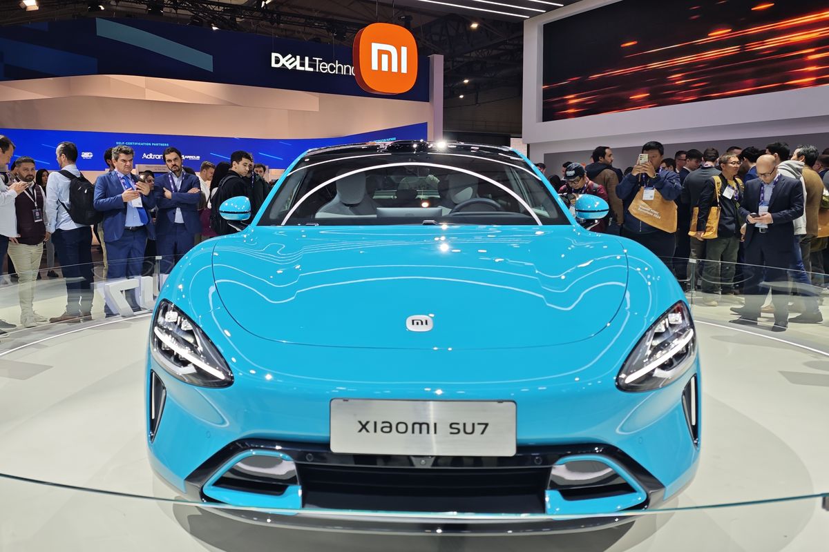 Mobil listrik Xiaomi SU7 Max yang dipamerkan di booth Xiaomi di arena Mobile World Congress 2024 di Barcelona, Spanyol