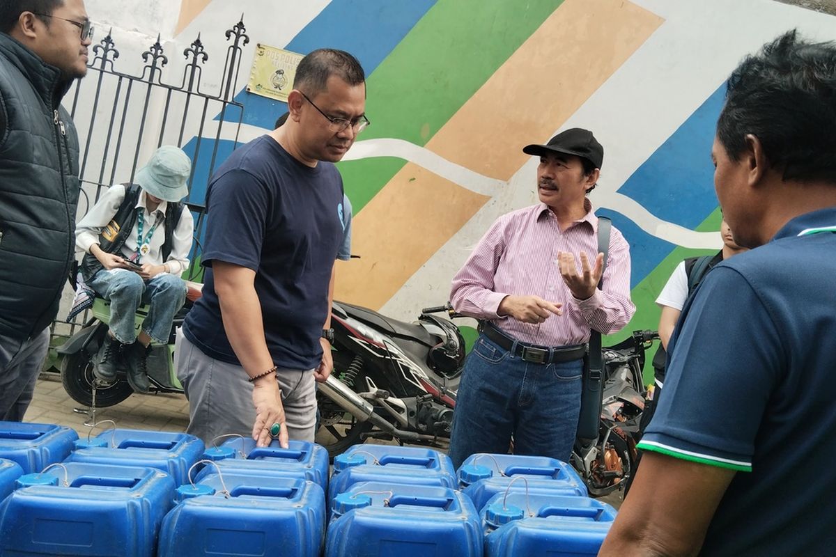 Calon wali kota Bandung nomor urut 4, Arfi Rafnialdi, menggandeng guru besar Fakultas Teknik Sipil dan Lingkungan Institut Teknologi Bandung (ITB), profesor Indratmo Soekarno, saat blusukan ke blok banjir, Kelurahan Babakan Tarogong, Kecamatan Bojongloa Kaler, Kota Bandung, Jawa Barat, Sabtu (19/10/2024).