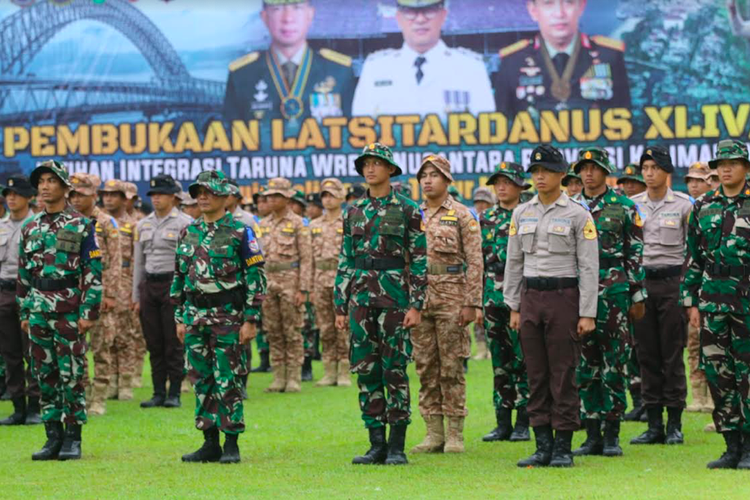 Latihan Integrasi Taruna Wreda Nusantara (Latsitardanus) XLIV tahun 2024 resmi dibuka di Lapangan Merdeka, Balikpapan, Senin (6/5/2024).