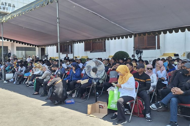 Sejumlah warga yang mengurus SKCK di Mapolrestabes Surabaya, Senin (15/9/2025).