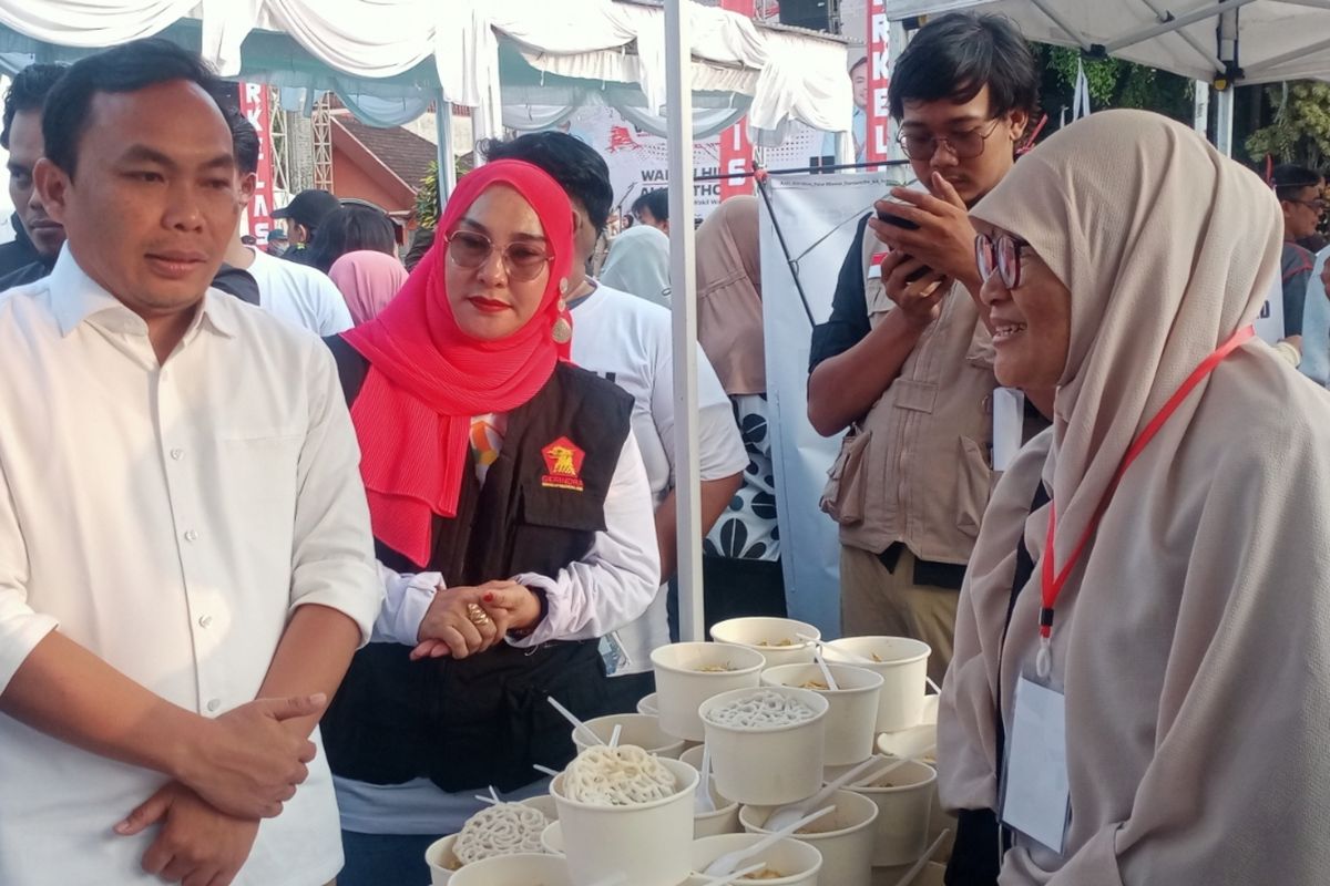 Salah satu pedagang bernama Ila Masaah (52) yang berjualan makanan khas Kota Malang, Jawa Timur yakni Orem-Orem saat stannya didatangi Calon Wakil Wali (Wawali) Kota Malang, Ali Muthohirin. 