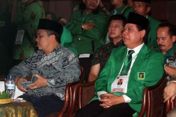 Politisi PPP Djan Faridz (kanan) menangis saat mengikuti pembukaan Muktamar PPP di Hotel Sahid Jakarta, Kamis (30/10/2014). Dualisme dalam tubuh PPP membuat muktamar partai diselenggarakan dua kali oleh kubu Romahurmuziy di Surabaya dan oleh Suryadharma Ali (SDA) di Jakarta.