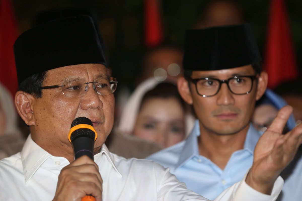 Ketua Umum Partai Gerindra Prabowo Subianto (kiri) didampingi Wakil Gubernur DKI Jakarta Sandiaga Uno ( kanan) memberikan keterangan pers di kediaman Prabowo, Jalan Kertanegara, Jakarta, Kamis (9/8/2018). Prabowo dan Sandiaga Uno resmi maju mencalonkan diri sebagai pasangan capres dan cawapres pada Pilpres 2019