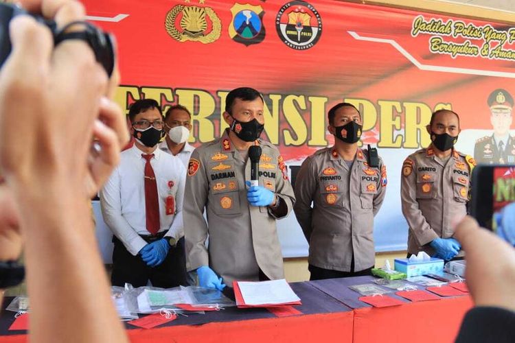 Kapolres Tuban, AKBP Darman saat merilis pengungkapan kasus pencurian 149 tablet milik SMPN 1 Semanding Tuban