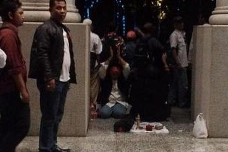 Dua orang misterius melakukan ritual di depan Gedung Mahkamah Konstitusi, Jakarta, menjelang pengajuan gugatan tim hukum Prabowo Subianto-Hatta Rajasa, Jumat(25/7/2014) malam.