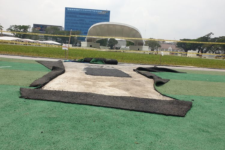 Situasi jalur jogging di Lapangan Merdeka, Kota Medan, dalam perbaikan, Senin (24/2/2025). 