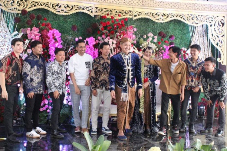 Komika Nopek Novian menikah dengan Yulia Lorena di Desa Ledok, Kecamatan Sambong, Kabupaten Blora, Jawa Tengah, Senin (9/10/2023)