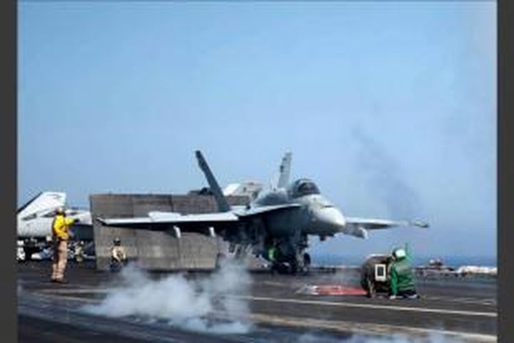 Pesawat F/A-18C bersiap meluncur dari dek penerbangan kapal induk USS Dwight D Eisenhower, 17 Juni 2013 di Laut Mediterania. Pasukan militer AS telah bersiap jika dipanggil untuk menyerang rezim Suriah, kata Menteri Pertahanan Chuck Hagel kepada BBC, 27 Agustus 2013.