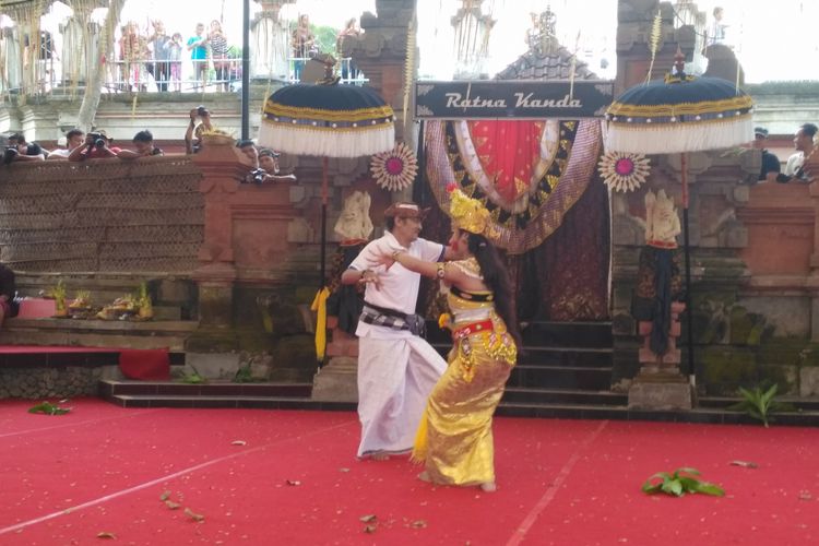 Pengibing ikut menari bersama penari Joged di arena Pekan Kesenian Bali